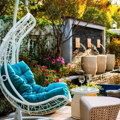 A beautiful chair,amazing the whole courtyard!